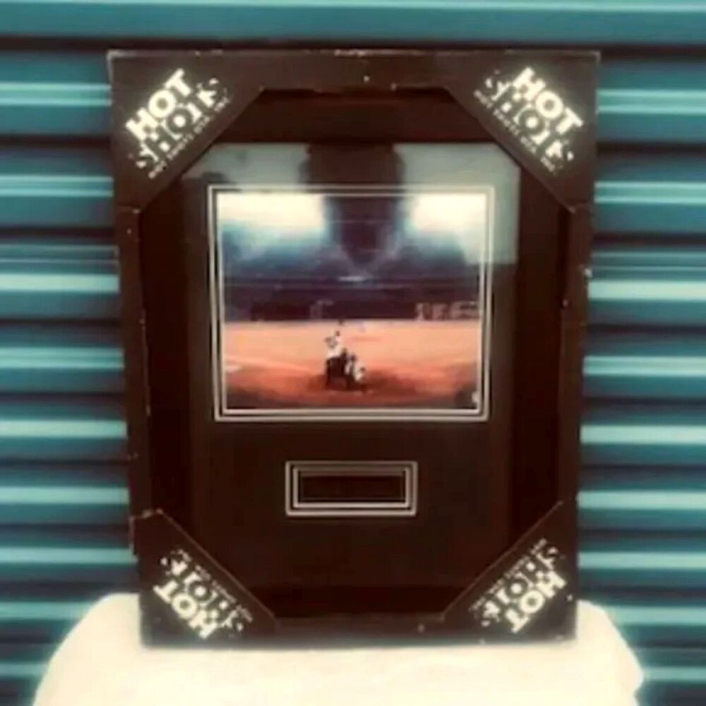 Hank Aaron - Atlanta Braves & Milwaukee Brewers . Vintage Picture . Hot Shot